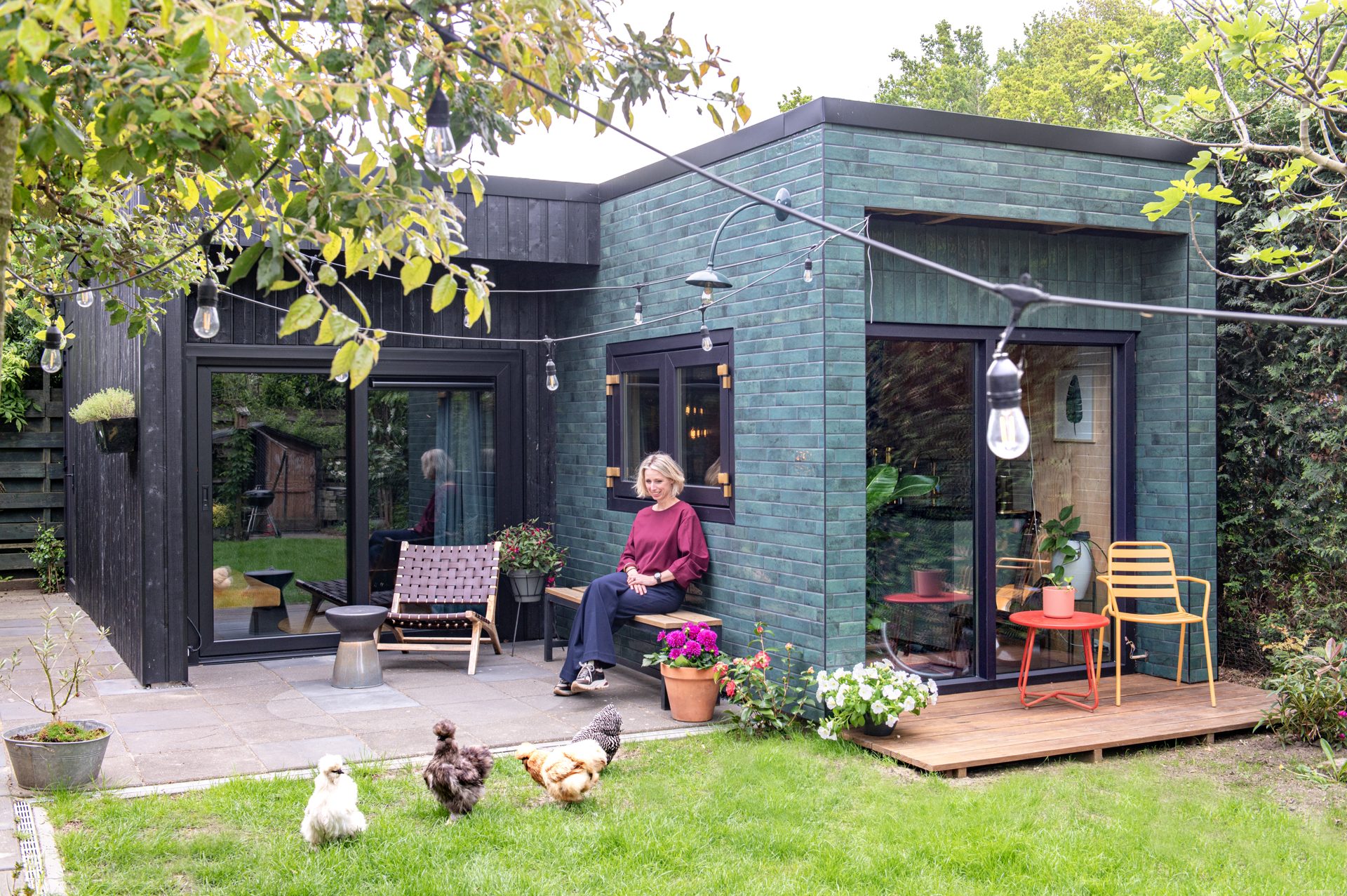 Mensen op het terras voor de studio